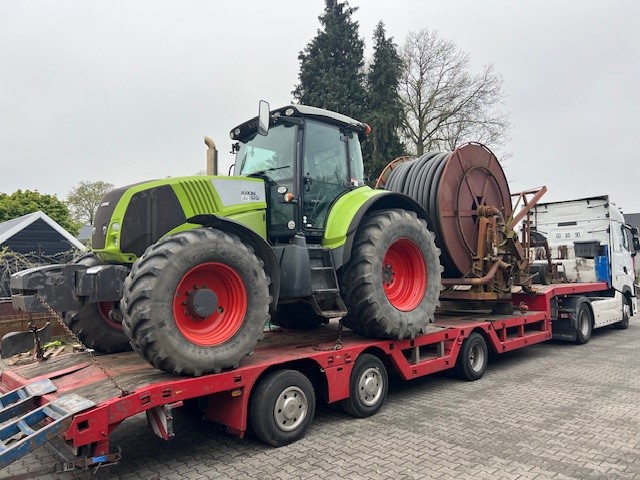 Claas-Axion-810-regenhaspel-in-Polen-1-2